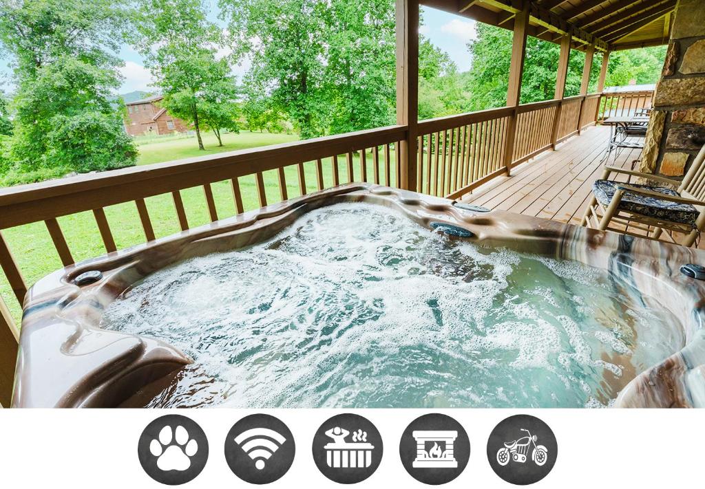 セバービルにあるA Dream Come True cabinの家のデッキにある温水浴槽
