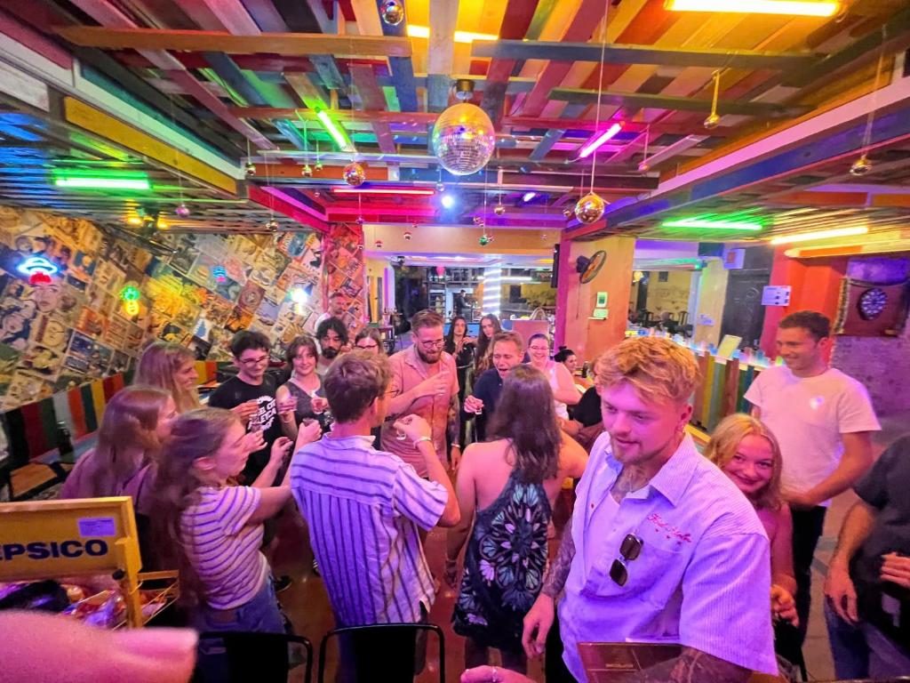 un gruppo di persone in piedi in una folla in una stanza di iHome Hoi An a Hoi An