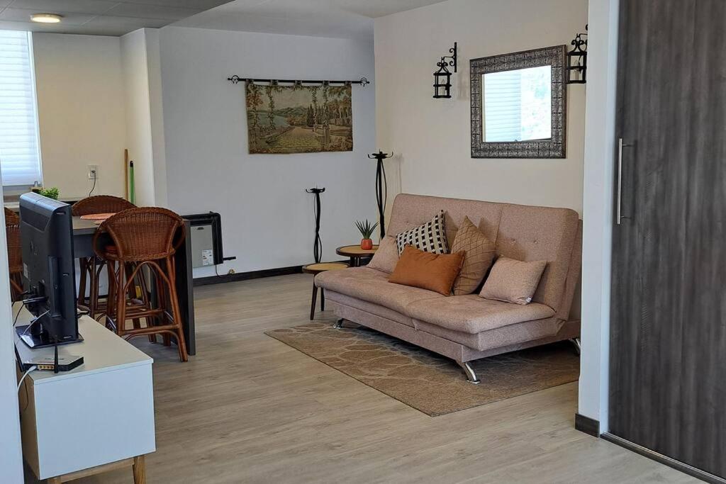 ein Wohnzimmer mit Sofa und Fernseher in der Unterkunft Penthouse Titanium Mac Mini in La Paz