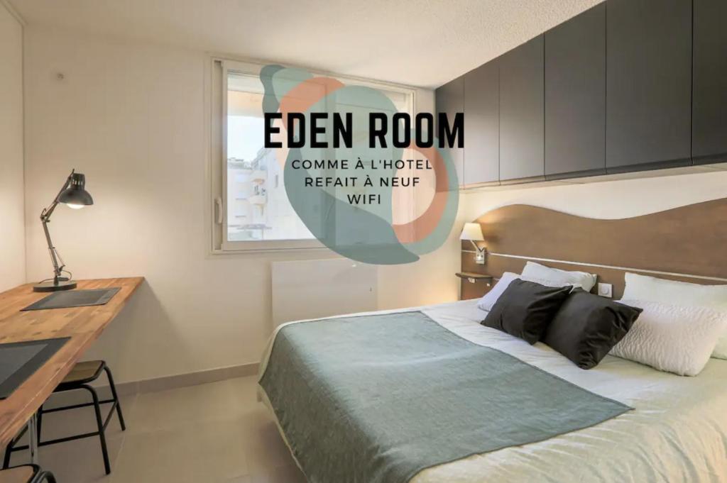 - une chambre avec un lit, un bureau et un panneau dans l'établissement Eden Room, à Saint-Tropez