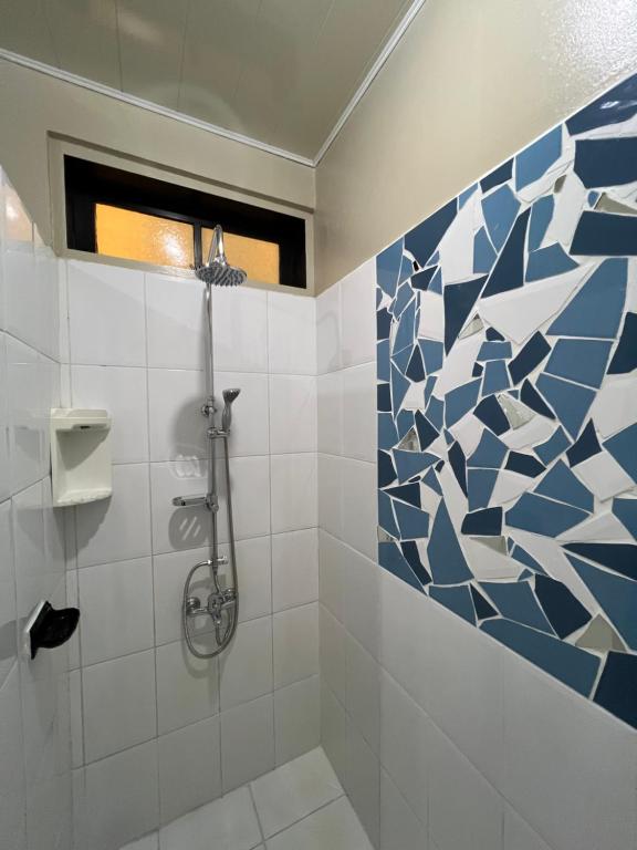 A bathroom at Rupe Rupe Lodge