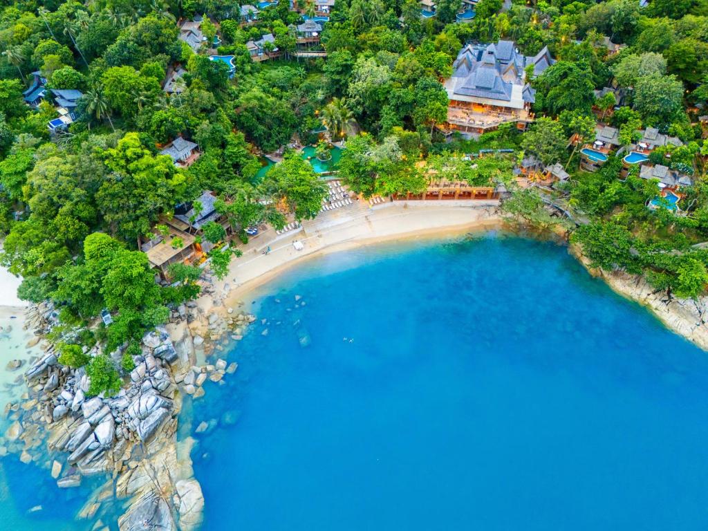 eine Luftansicht auf einen Strand mit blauem Wasser in der Unterkunft Santhiya Koh Phangan Resort and Spa in Thong Nai Pan Noi