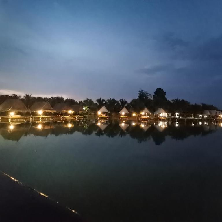 Výhled na řeku, která protéká v blízkosti luxury tent