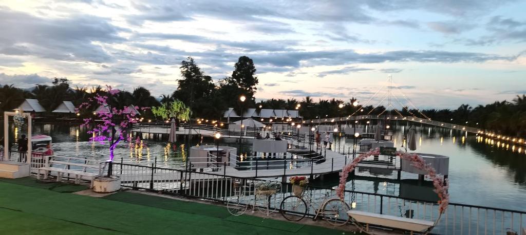 Výhled na řeku, která protéká v blízkosti luxury tent