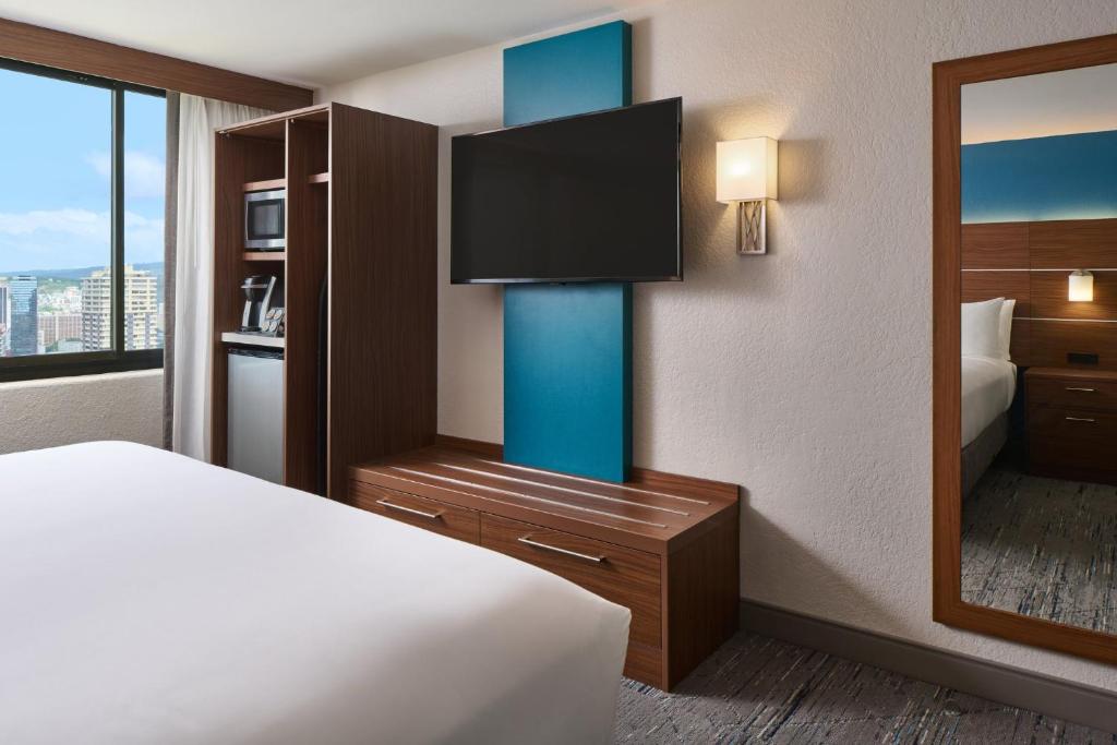 Holiday Inn Express Waikiki, an IHG Hotel - 