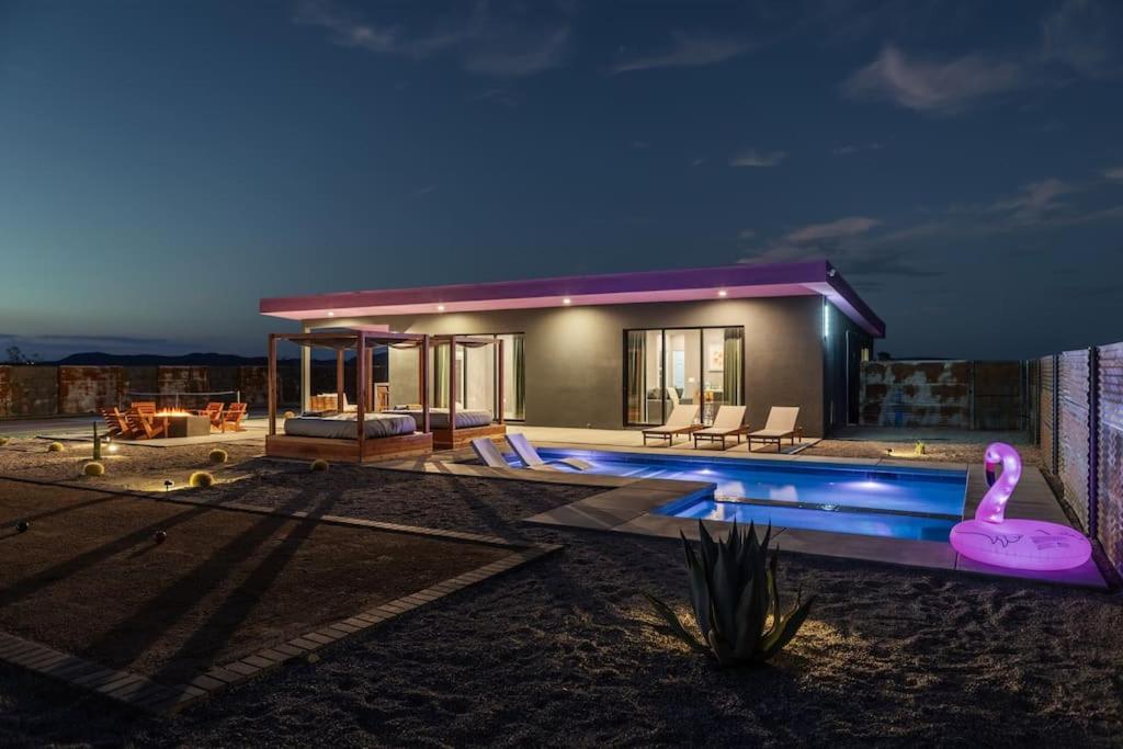 Casa con piscina y flamenco rosa en Saltwater Pool, Pickleball, Bocce Ball, Glamping, EVcharge, en Joshua Tree
