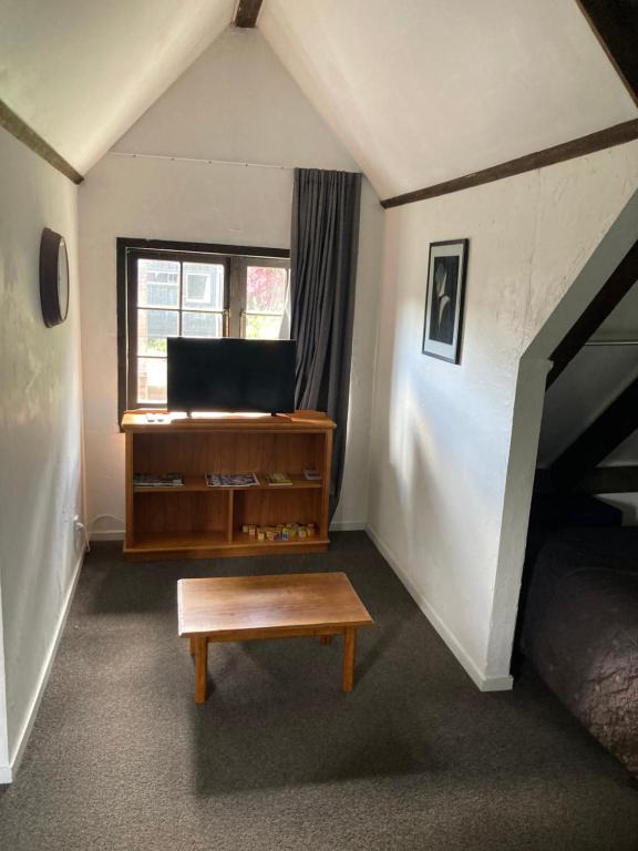 The Chalet Bed and Breakfast-peace and quiet in the country 12 minutes from City - Resim 5