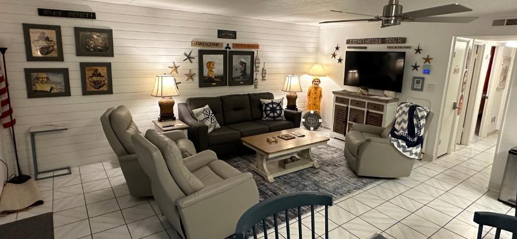a living room with a couch and a tv at Captain's Quarters in Ocean City