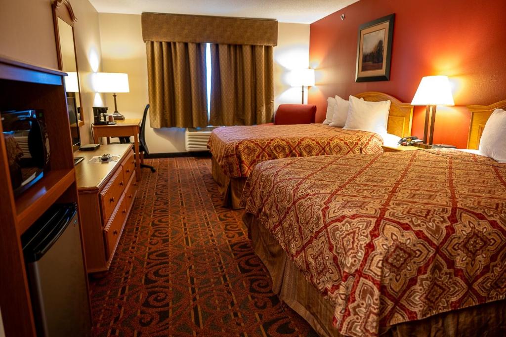 Postel nebo postele na pokoji v ubytování Savanna Inn & Suites