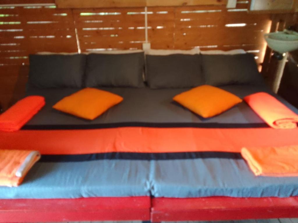 Postel nebo postele na pokoji v ubytování hornbill river cottage udawalwa
