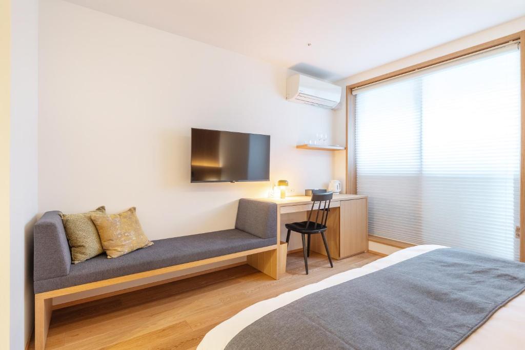 Postel nebo postele na pokoji v ubytování Dash Living Gojo