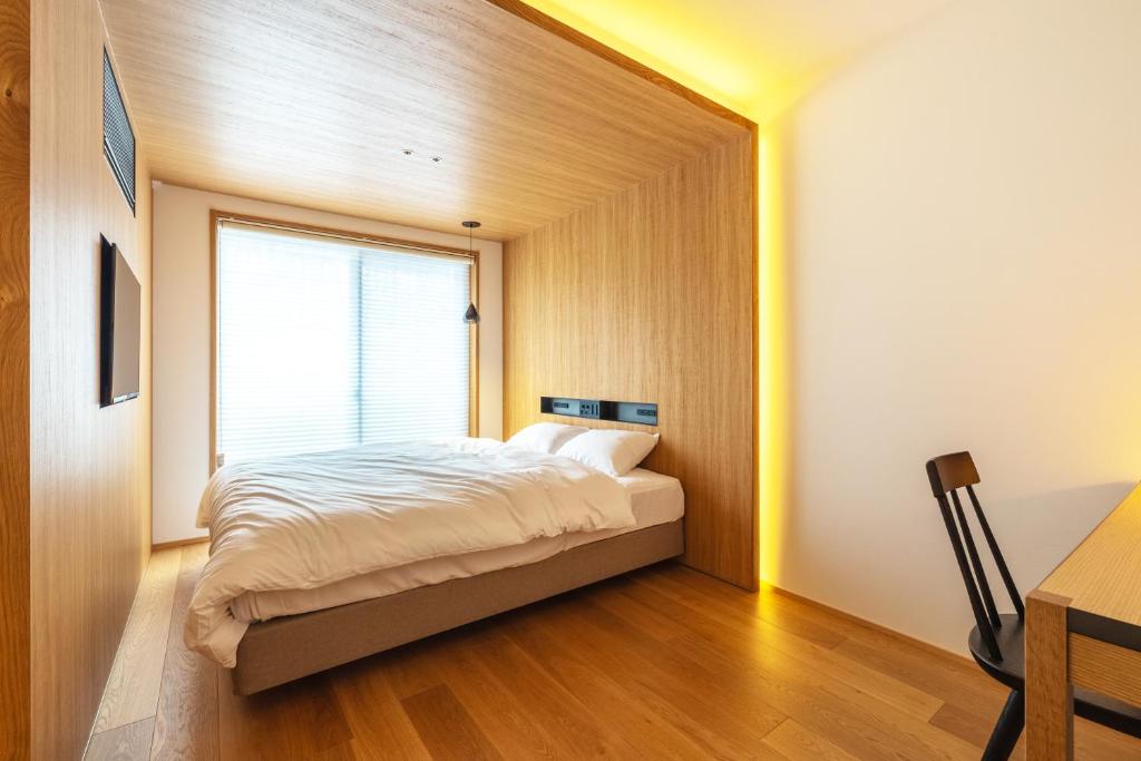 Postel nebo postele na pokoji v ubytování Dash Living Gojo