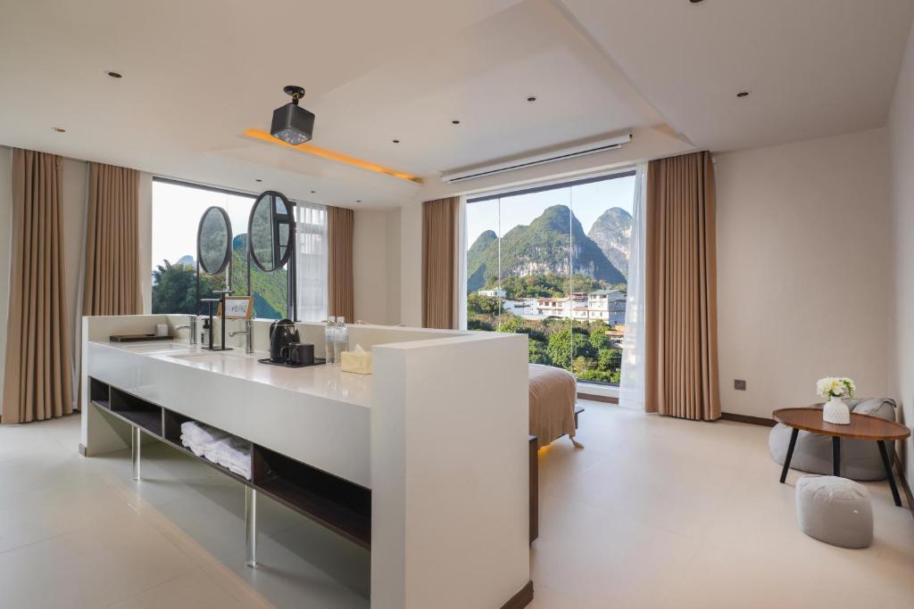 Nespecifikovaný výhled na hory nebo výhled na hory při pohledu z hotelu
