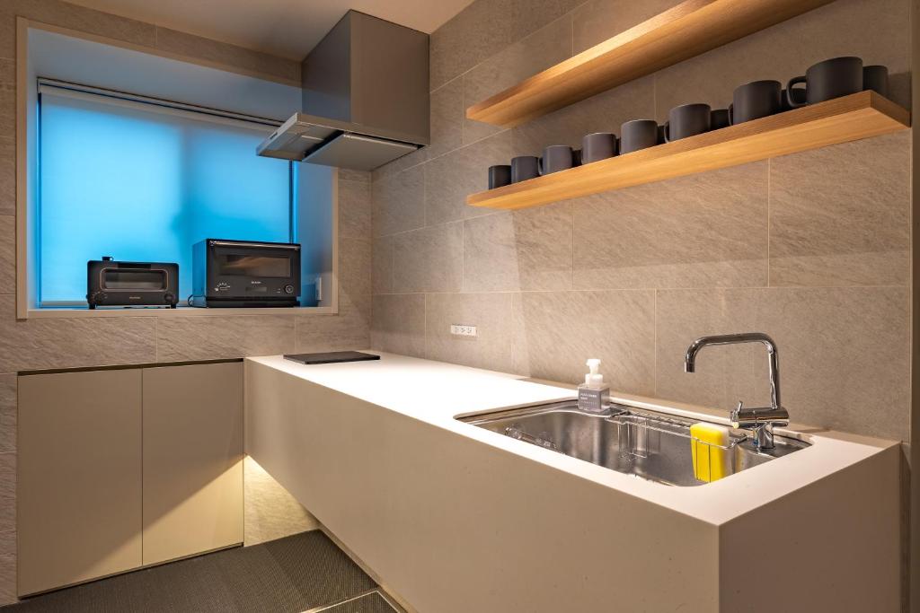 Kuchyň nebo kuchyňský kout v ubytování Dash Living Gojo