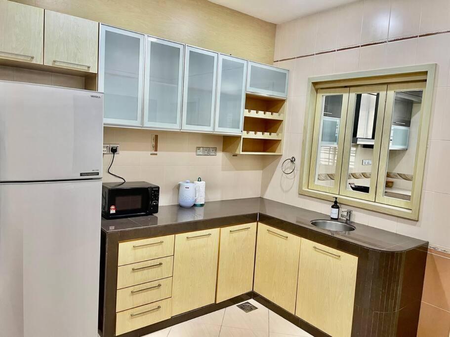 Kuchyň nebo kuchyňský kout v ubytování Indahpura kulai #KTV#15PAX#BBQ#MaHJONG#2MIN,AEON,JPO