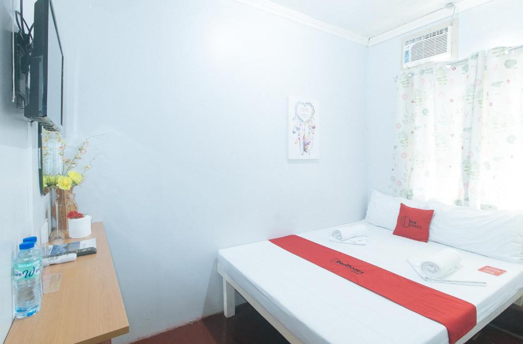Postel nebo postele na pokoji v ubytování RedDoorz at Bunakidz Lodge El Nido Palawan
