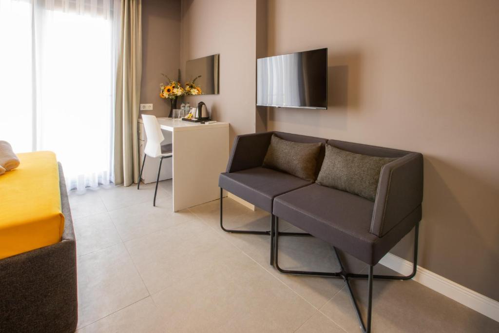 First Joy Hotel - Double Room With Balcony And Sea View