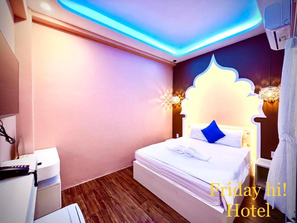 Postel nebo postele na pokoji v ubytování Khách sạn Friday Hi