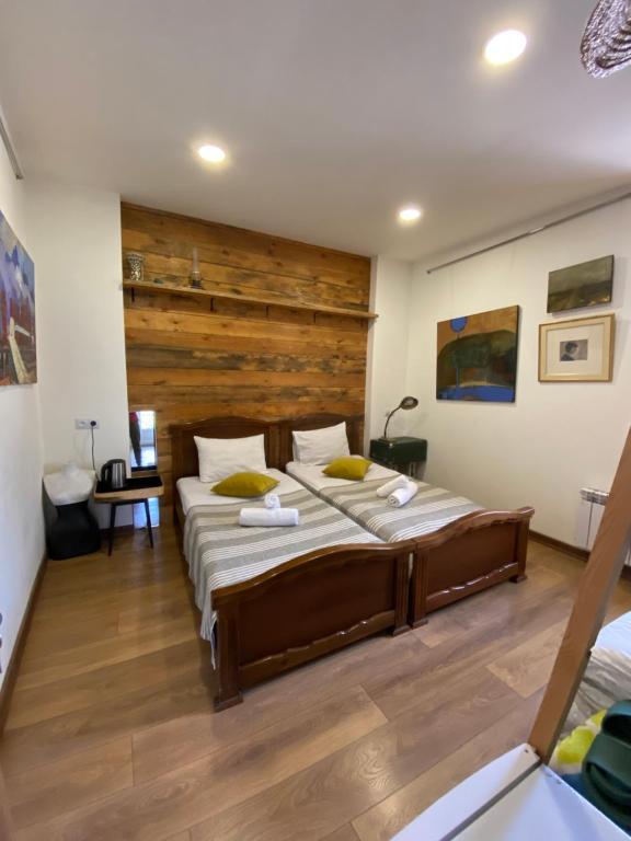 Postel nebo postele na pokoji v ubytování Gallery Guesthouse