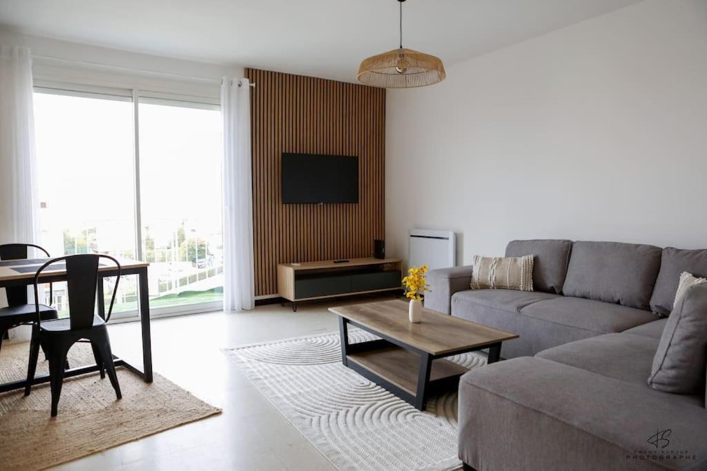 un salon avec un canapé et une table dans l'établissement Les Remparts Catalan - 3 Bedrooms, Centre, à Perpignan