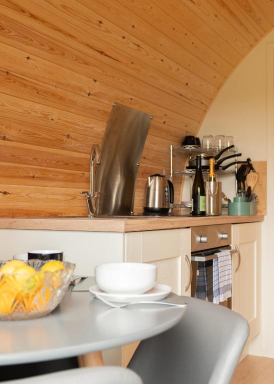 Kuchyň nebo kuchyňský kout v ubytování NEW Countryside Farm Pod on Isle of Seil