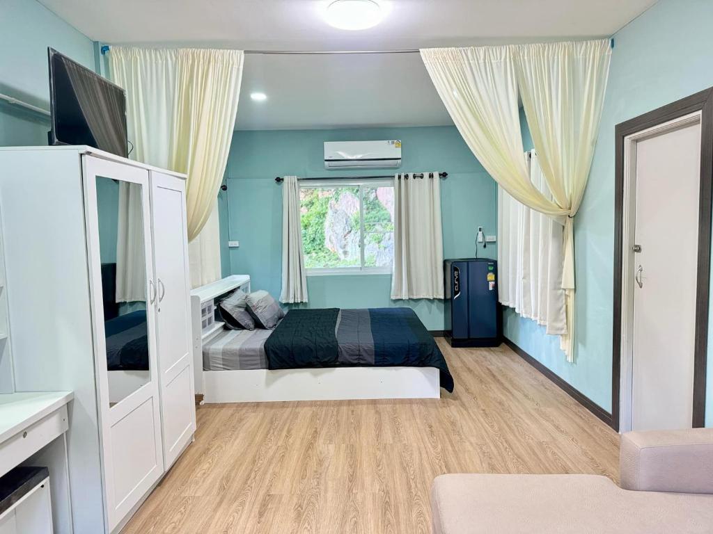 Postel nebo postele na pokoji v ubytování นพรัตน์การ์เด้นฮิลล์