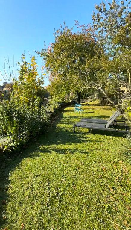 Vonkajšia záhrada v ubytovaní Cosy et jardin panoramique