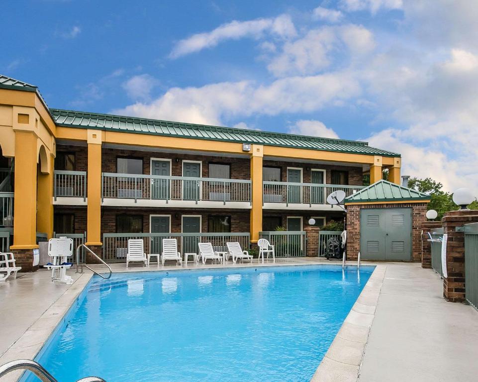 a large swimming pool in front of a hotel at Quality Inn in Franklin