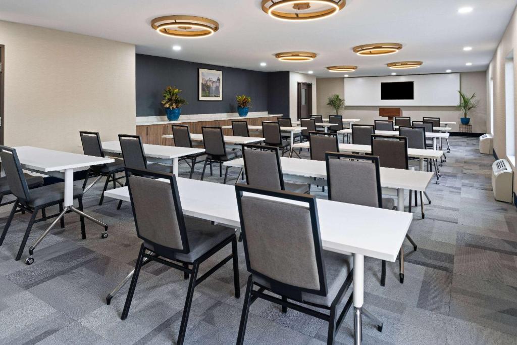 La Quinta Inn & Suites by Wyndham Memphis I-240 photo