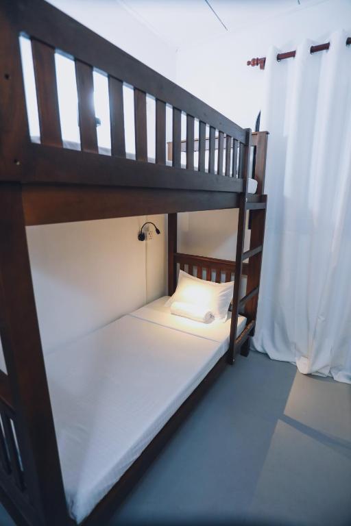 Postel nebo postele na pokoji v ubytování Island Diaries Hostel