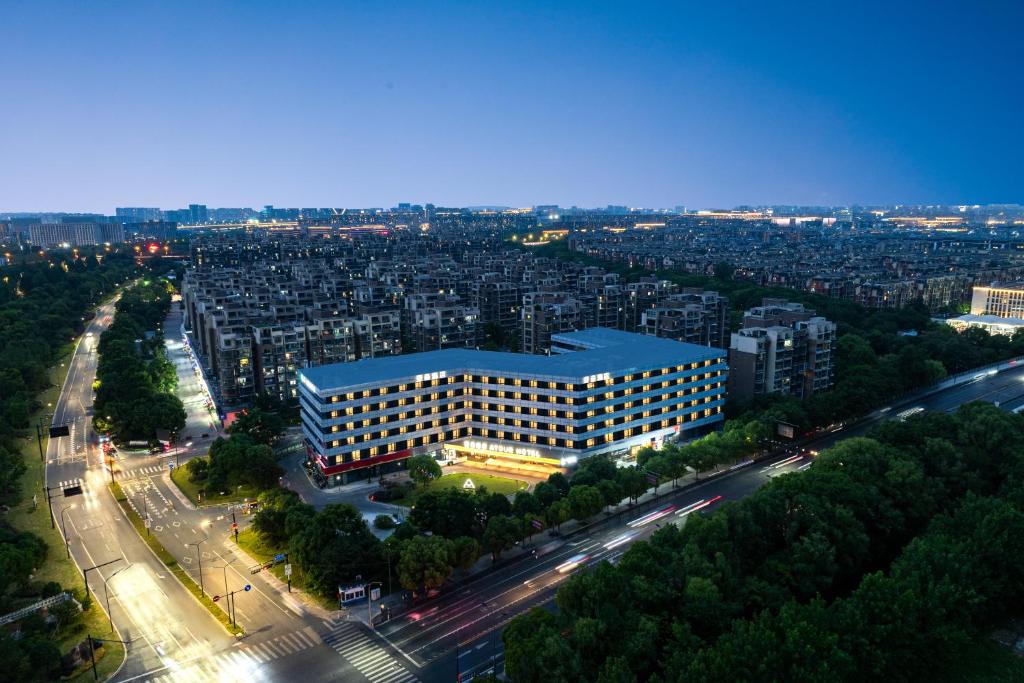 杭州杭州西溪湿地文二西路亚朵酒店的城市建筑的俯视图
