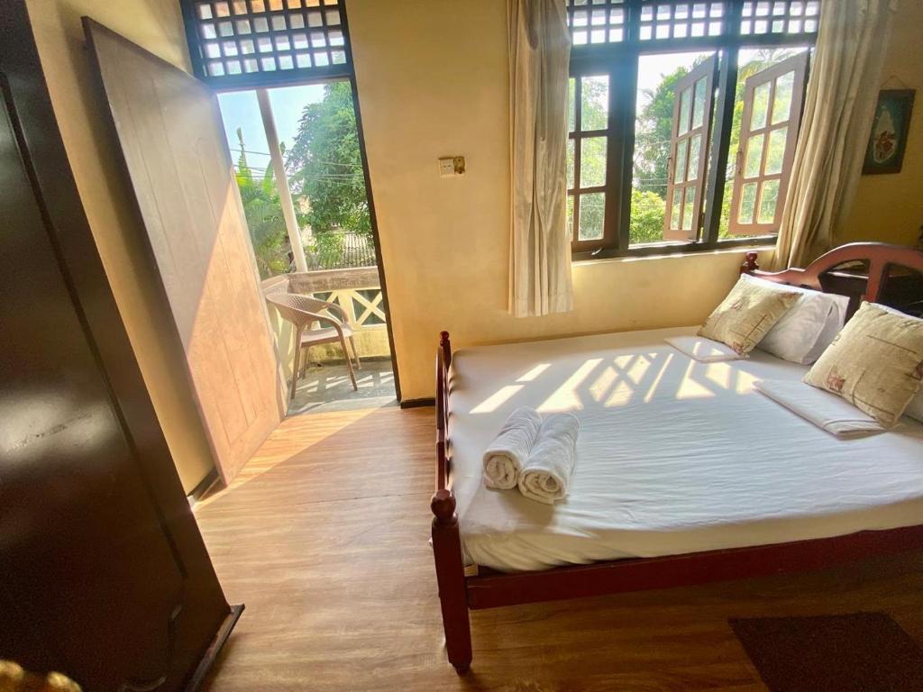 Postel nebo postele na pokoji v ubytování Noahs Ark Transit Stay