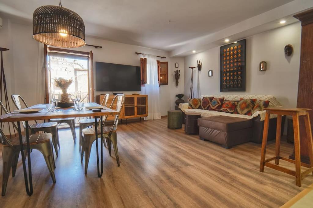 滨海托萨SeaHomes Vacations - Centric Apt 100m Beach and PKG的带桌子和沙发的客厅