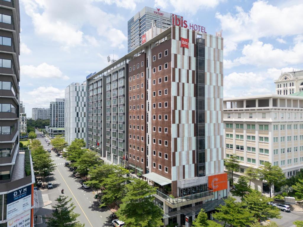 胡志明市南西贡宜必思酒店的街道交汇处的建筑物的 ⁇ 形