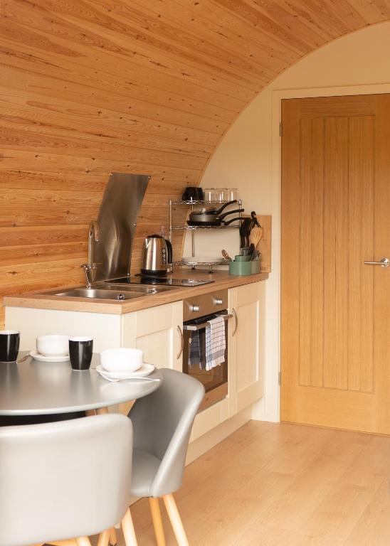 Kuchyň nebo kuchyňský kout v ubytování NEW! Countryside Farm Pod on Isle of Seil