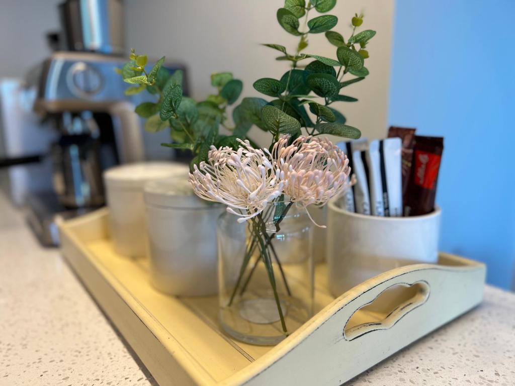 Skyline Vista - Entirely New House with Luxe Views, Espresso, Netflix & Free Parking - Resim 17