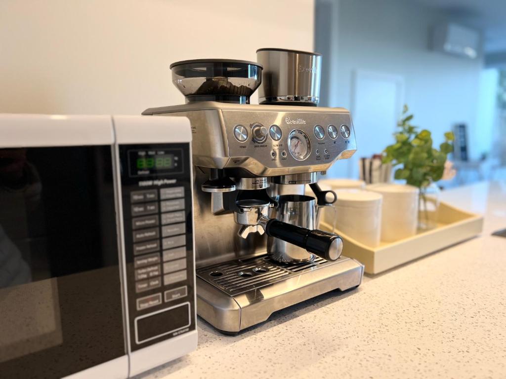 Skyline Vista - Entirely New House with Luxe Views, Espresso, Netflix & Free Parking - Resim 15