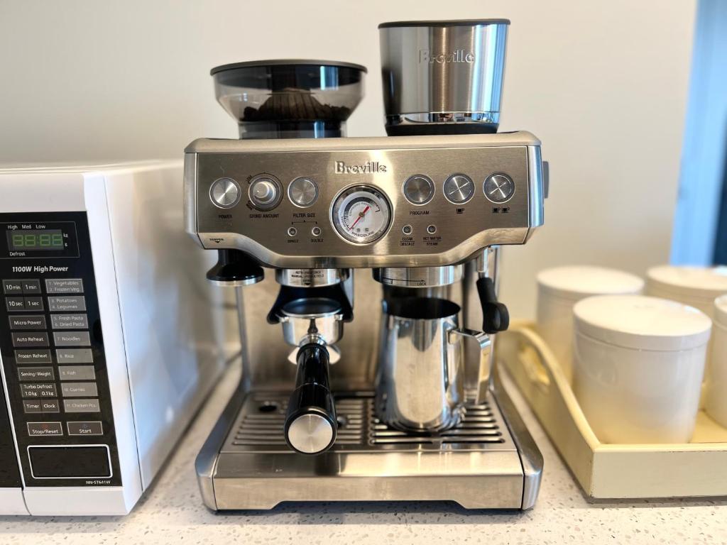 Skyline Vista - Entirely New House with Luxe Views, Espresso, Netflix & Free Parking - Resim 16