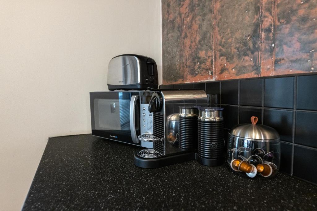 Příslušenství pro přípravu čaje a kávy v ubytování Apartment Invalidovna with FREE parking