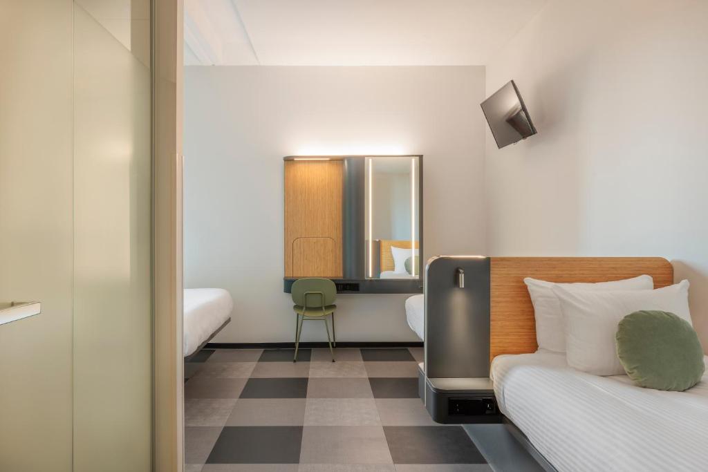 Maxhotel Amsterdam Airport Schiphol - Recently Renovated - Resim 36