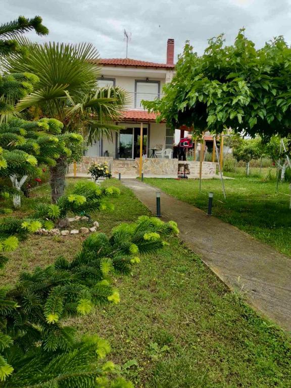 a garden with a house in the background at Villa Sophie in Orfánion