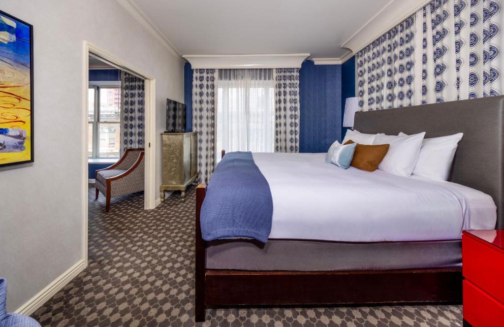Ein Bett oder Betten in einem Zimmer der Unterkunft The Marker Union Square San Francisco