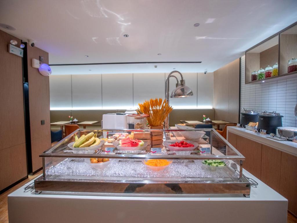 Makanan di atau berdekatan hotel