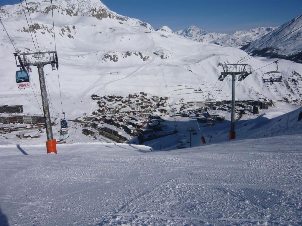 une remontée mécanique sur une montagne enneigée dans l'établissement Les myrtilles Studio, à Tignes