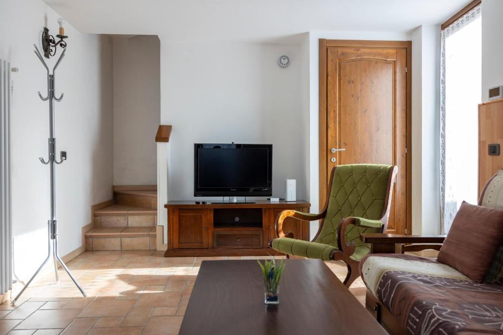 Μια τηλεόραση ή/και κέντρο ψυχαγωγίας στο Villetta indipendente Bratto - con posto auto e WiFi