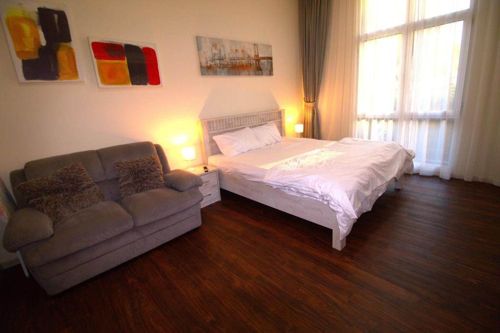 Fotografie z fotogalerie ubytování DRUVYA HOLIDAY HOMES, Bld DG089, Street No,4 Discovery Gardens, Close to The Gardens Metro 5 minutes walkable v Dubaji