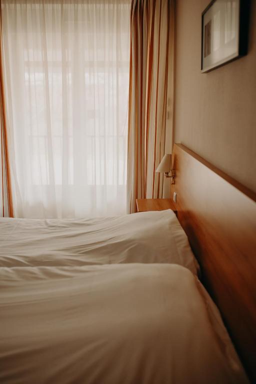 Letto o letti in una camera di Logis - Hotel Restaurant du Parc