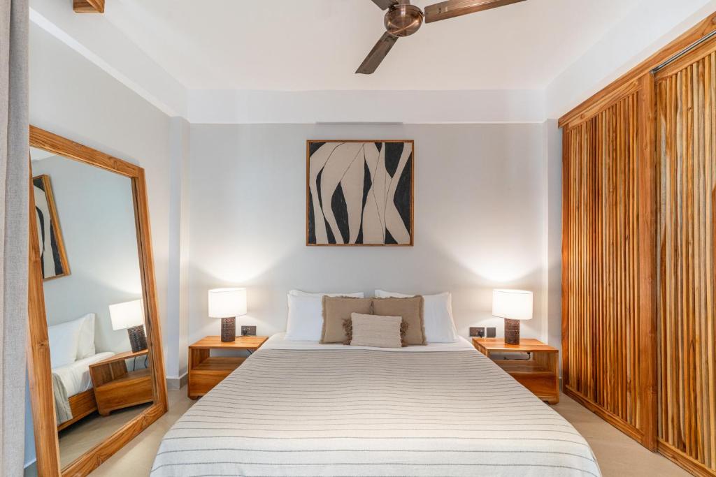 Postel nebo postele na pokoji v ubytování Kaskazi Hotel Zanzibar