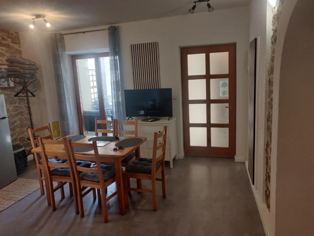 TV a/nebo společenská místnost v ubytování Apartment Milin by the sea-Zadar-Diklo