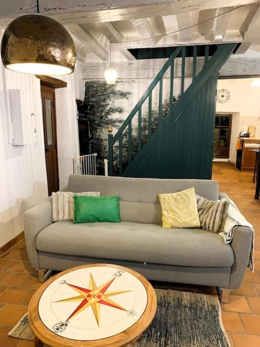 un salon avec un canapé et une table dans l'établissement Villa de charme 3 étoiles avec piscine, à Saint-Florent-sur-Cher